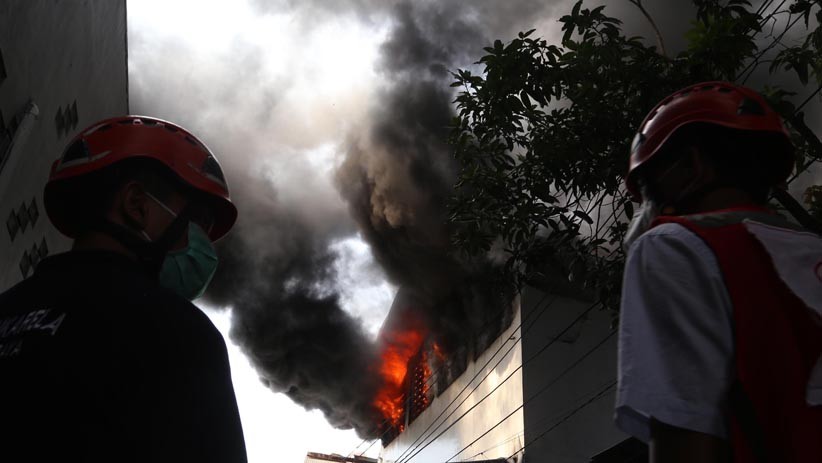 Gudang Penyimpanan Barang Pecah Belah di Surabaya Ludes Terbakar - Bagian 2