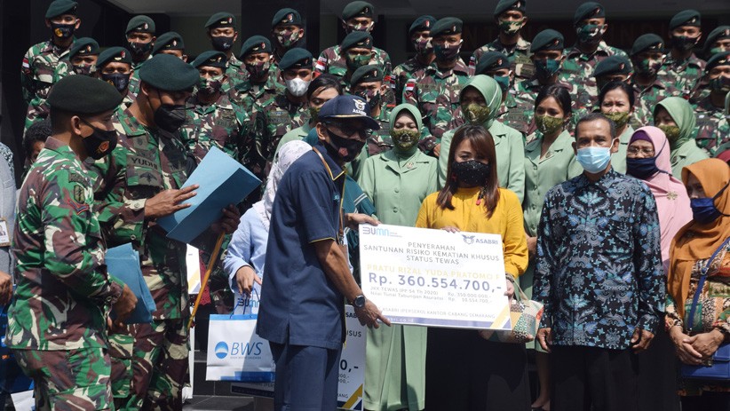Suasana Haru Pemberian Santunan Keluarga Prajurit TNI Gugur di Medan Operasi - Bagian 1