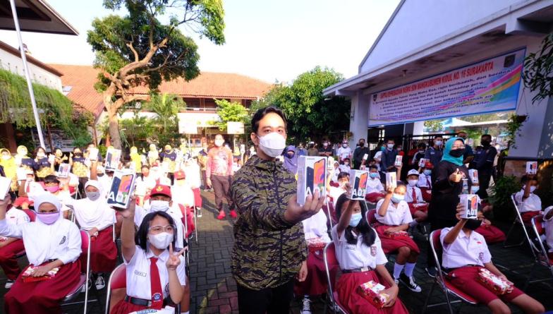 Gibran Bagikan 150 HP bagi Siswa Kurang Mampu saat Mider Praja 