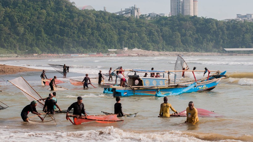 Tradisi Nyalawean, Kegiatan Jaring Ikan Teri Setiap Tanggal 25 Bulan Rajab - Bagian 1