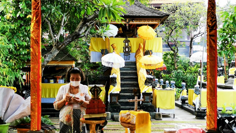 Jelang Hari Raya Nyepi, Umat Hindu Sembahyang di Pura Aditya Jaya Jakarta - Bagian 3