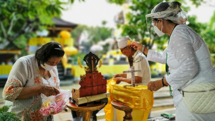 Jelang Hari Raya Nyepi, Umat Hindu Sembahyang di Pura Aditya Jaya Jakarta - Bagian 4