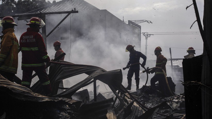 Gudang Barang Bekas Ludes Terbakar di Pondok Rajeg, 13 Mobil Pemadam Dikerahkan - Bagian 2