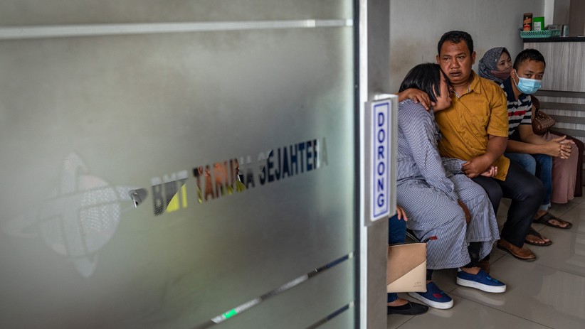 Uang Tidak Cair, Nasabah Koperasi Simpan Pinjam Syariah Menangis Minta Kejelasan - Bagian 1