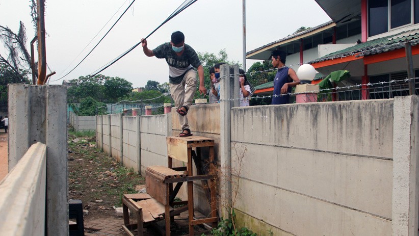 Perjuangan Keluarga di Ciledug Memanjat Tembok 2 Meter untuk Keluar Masuk Rumah - Bagian 1