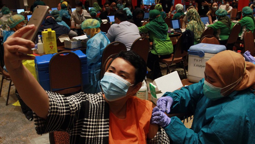 Antuasiasme Karyawan Mal Disuntik Vaksin Covid-19 Dosis Kedua - Bagian 2