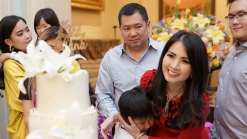 Momen Romantis HT Berikan Ucapan Selamat Ulang Tahun untuk sang Istri Liliana Tanoesoedibjo - Bagian 8