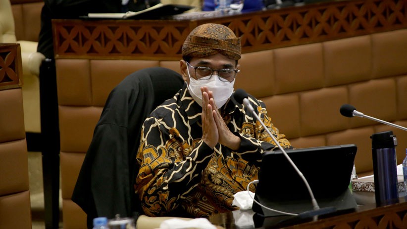 Pakai Belangkon dan Batik, Begini Gaya Menhub saat Raker DPR Bahas Mudik Lebaran - Bagian 1