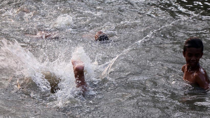 Potret Anak-Anak Surabaya Berenang di Air Sungai Keruh Tercemar Limbah - Bagian 4