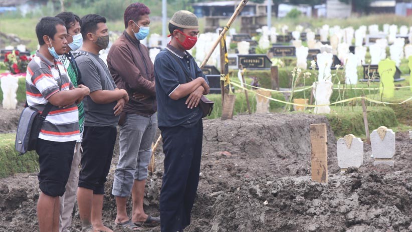 Suasana Haru Pemakaman Korban Covid, Salat di Samping Makam dan Tangis Keluarga Pecah - Bagian 6