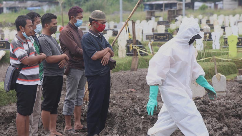 Suasana Haru Pemakaman Korban Covid, Salat di Samping Makam dan Tangis Keluarga Pecah - Bagian 1