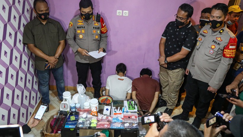Polisi Gerebek Rumah Produksi Ekstasi di Tangerang - Bagian 1