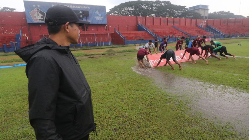 Stadion Kandang Persik Kediri Tergenang, Latihan Tunggu Air Surut - Bagian 1