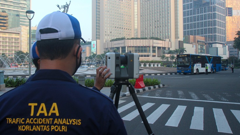 Olah TKP Mercy Tabrak Pengendara Sepeda, Polisi Libatkan Tim Analis Kecelakaan - Bagian 2