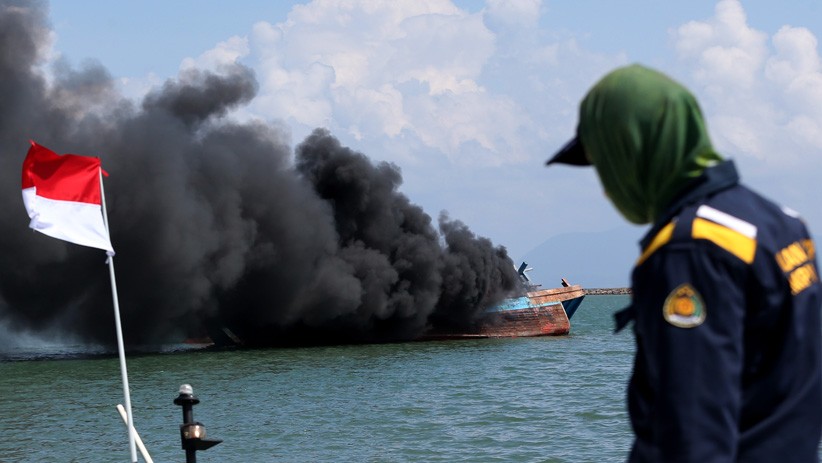 Momen Kapal Penangkap Ikan Ilegal Berbendera Malaysia Dibakar dan Ditenggelamkan - Bagian 3