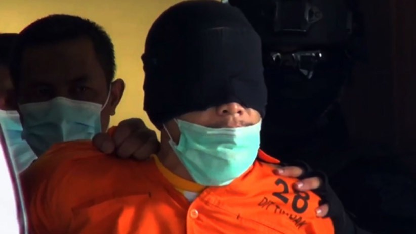 Kepala Ditutup Kain dan Kaki Dirantai, Terduga Teroris Dibawa Densus 88 ke Jakarta - Bagian 3