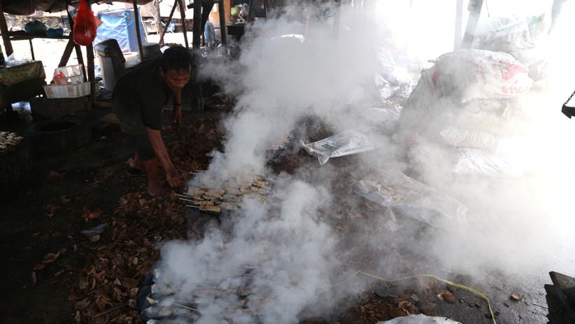 Menikmati Ikan Asap Khas Nelayan Tradisional Pesisir Kenjeran Surabaya  - Bagian 3