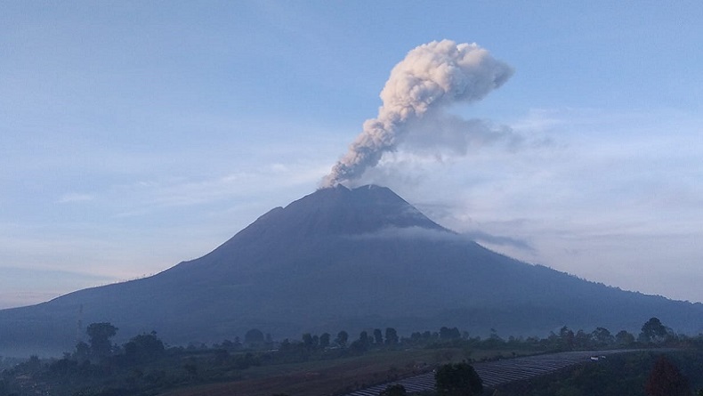 Gunung Sinabung Erupsi, Semburkan Abu Vulkanis Setinggi 700 Meter