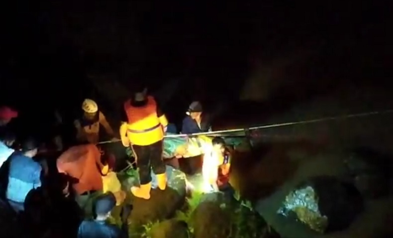 Sekeluarga Naik Motor Terjun Bebas dari Jembatan di Gianyar, Seorang Tewas, 1 Hilang