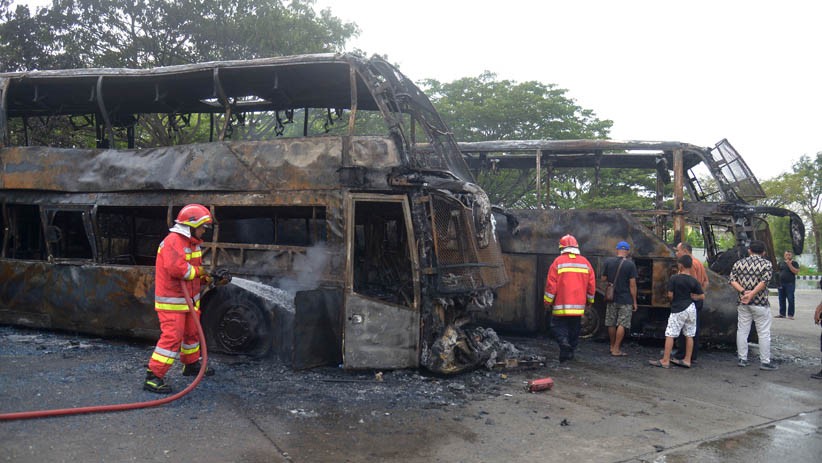 2 Bus Hangus Terbakar di Terminal Batoh Banda Aceh - Bagian 1