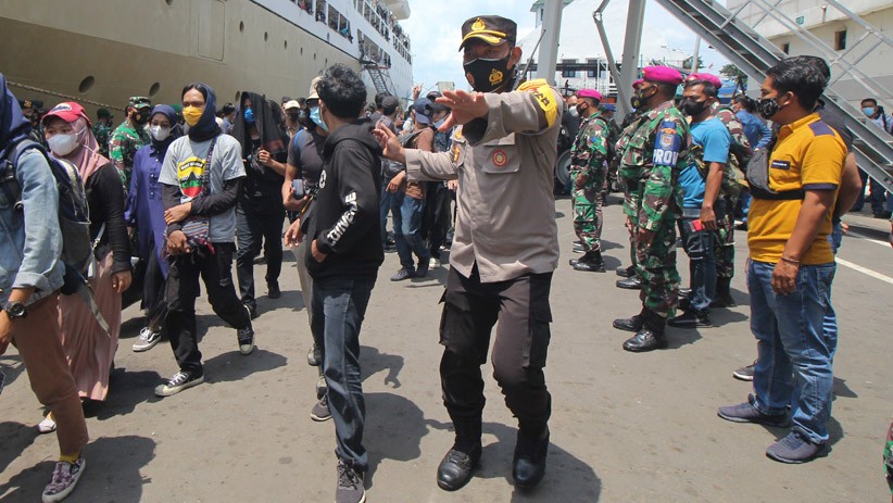 Kedatangan Massa HMI di Surabaya Dijaga Ketat Aparat TNI - Polri - Bagian 2