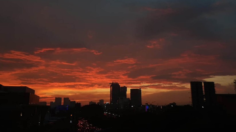 Penampakan Langit Jakarta Indah Berwarna Oranye usai Hujan Reda - Bagian 3