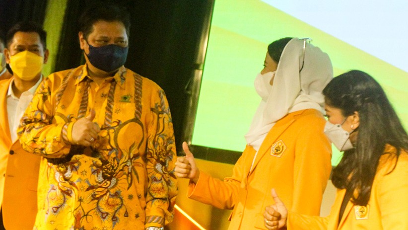 Airlangga Hartarto Acungkan Jempol saat Didukung MKGR sebagai Capres 2024 - Bagian 1