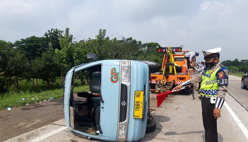 Angkot Terbalik di Tol Cipali Gara-Gara Pecah Ban, 7 Luka-Luka
