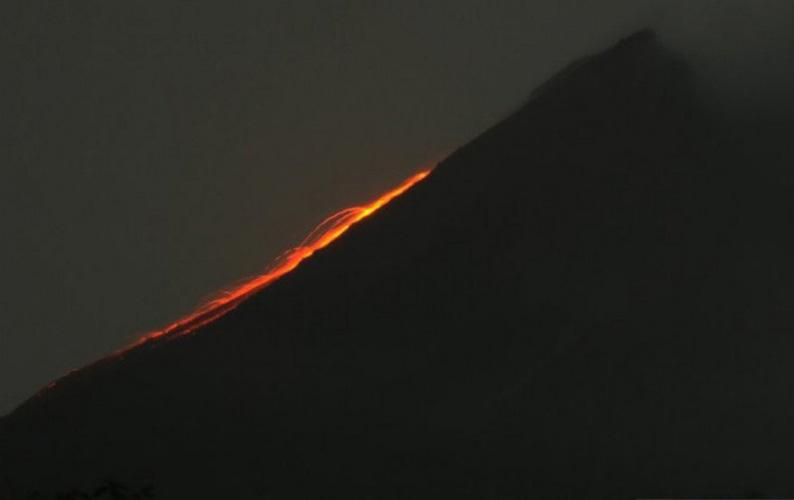 Gunung Merapi Semburkan Awan Panas Sejauh 1,5 Km