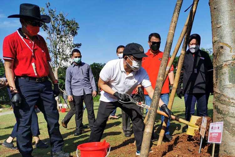 PDIP Tanam 24 Jenis Pohon di Kawasan Gelora Bung Karno - Bagian 1
