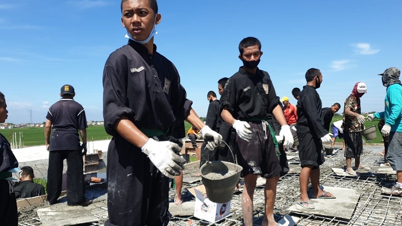 Pendekar Silat PSHT Gotong Royong Bangun Masjid di Sidoarjo 