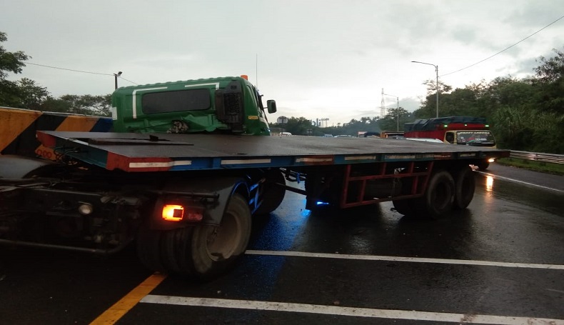 Melaju di Turunan Tol Cipularang Purwakarta, Trailer Balik Arah dan Melintang