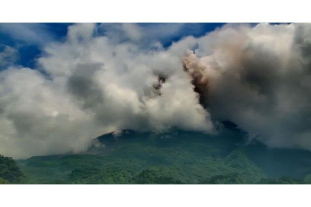 Siang Ini Merapi Kembali Semburkan Awan Panas Sejauh 1,5 KM