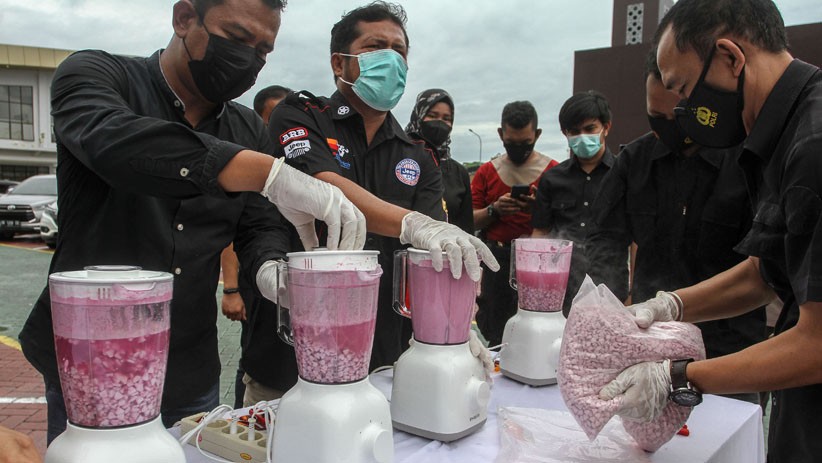 Polda Riau Musnahkan Narkoba, Puluhan Ribu Pil Ekstasi Diblender - Bagian 1