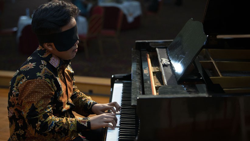 Rekor Dunia, Jefri Setiawan Bermain Piano 5 Jam Nonstop dengan Mata Tertutup - Bagian 1