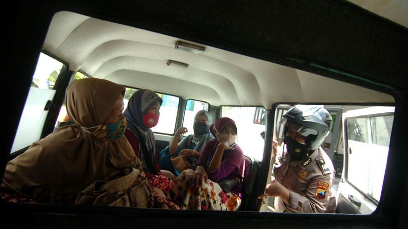 Tolak Vaksinasi Covid, Pedagang Pasar Dijemput Paksa Tenaga Kesehatan dan Polisi - Bagian 2