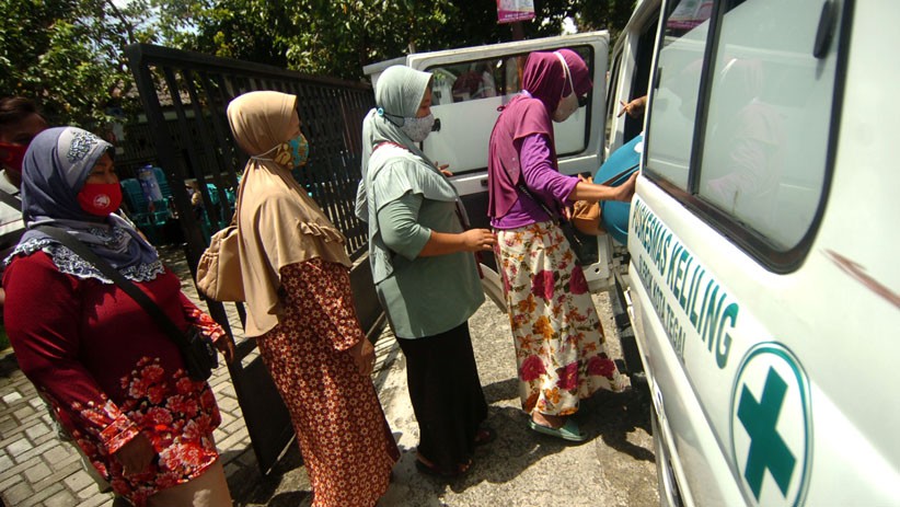 Tolak Vaksinasi Covid, Pedagang Pasar Dijemput Paksa Tenaga Kesehatan dan Polisi - Bagian 1