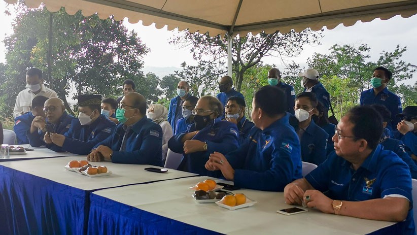 Diguyur Hujan dan Petir, Partai Demokrat Versi KLB Konferensi Pers di Hambalang - Bagian 3