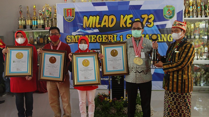 Pelajar SMPN 1 Semarang Bikin Lukisan Jokowi dari Limbah Kulit Bawang Putih - Bagian 5