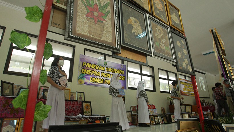 Pelajar SMPN 1 Semarang Bikin Lukisan Jokowi dari Limbah Kulit Bawang Putih - Bagian 4