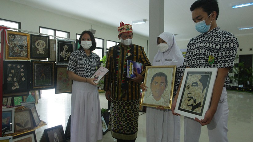 Pelajar SMPN 1 Semarang Bikin Lukisan Jokowi dari Limbah Kulit Bawang Putih - Bagian 2