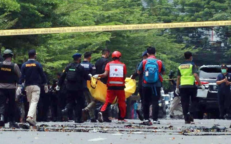 Polisi Evakuasi Jenazah Terduga Pelaku Bom Bunuh Diri di Gereja Katedral Makassar - Bagian 1