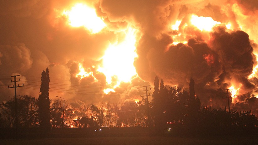 Kebakaran Kilang Minyak Pertamina Balongan Disertai Hujan dan Petir - Bagian 4