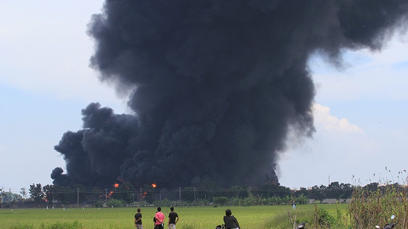 Kebakaran Kilang Minyak Pertamina Balongan Belum Padam, Asap Hitam Mengepul - Bagian 1