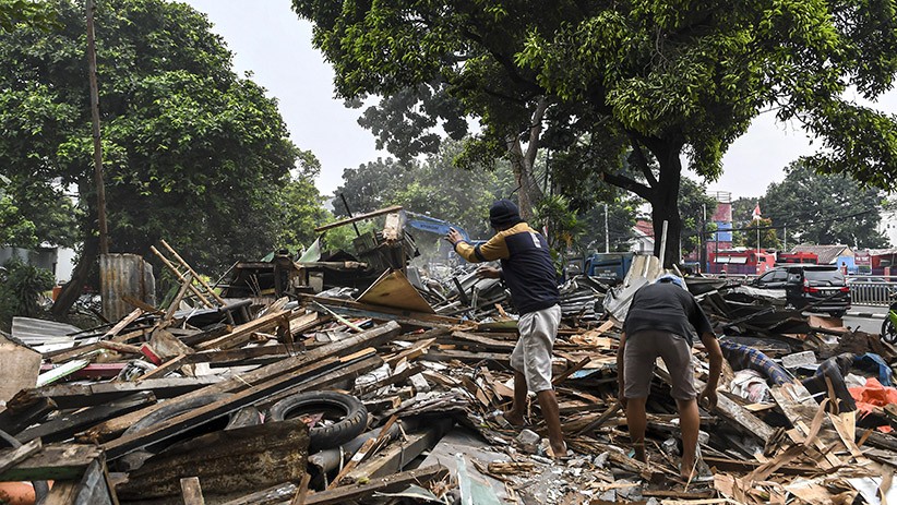 Berdiri di Atas Aset Pemprov DKI Jakarta, Puluhan Bangunan Liar Dibongkar - Bagian 1
