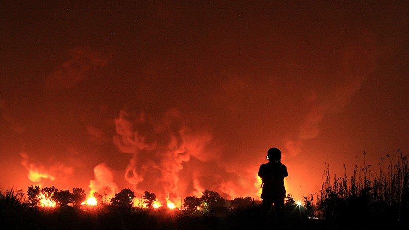 Api Masih Menyala, Kebakaran Tangki Minyak Pertamina Balongan Belum Padam - Bagian 1