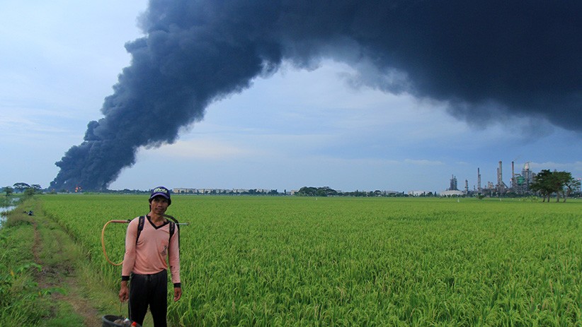 Api Masih Menyala, Kebakaran Tangki Minyak Pertamina Balongan Belum Padam - Bagian 4