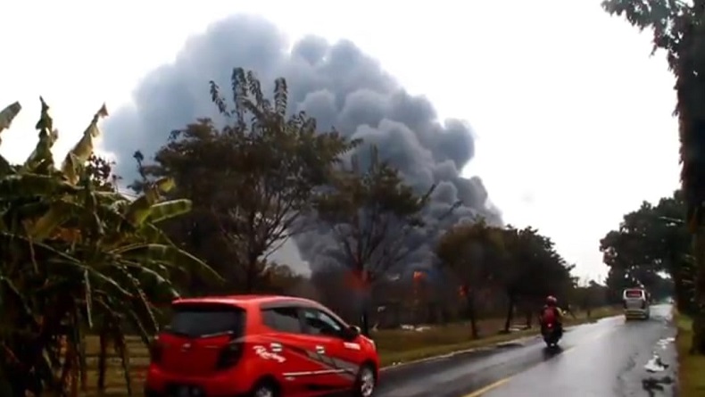 Kilang Balongan Diguyur Hujan Deras, Api Masih Berkobar di 4 Tangki