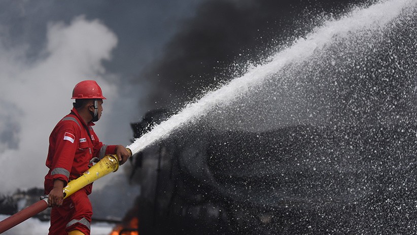 Tim Pertamina Berjibaku Padamkan Sisa Api Kebakaran Kilang Minyak Balongan - Bagian 4