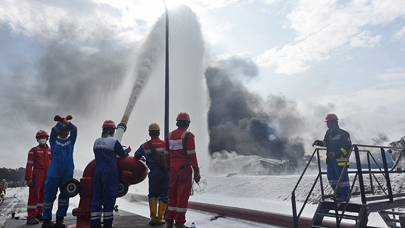 Tim Pertamina Berjibaku Padamkan Sisa Api Kebakaran Kilang Minyak Balongan - Bagian 1